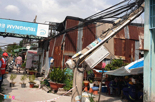 Đổ cần cẩu ở dự án chống ngập 10.000 tỷ, sập mái nhà cấp 4 do can cau o du an chong ngap 10000 ty sap mai nha cap 4