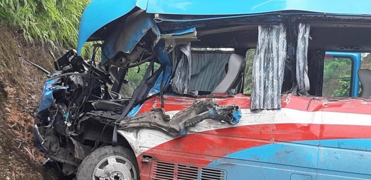 Xe khách chở đoàn thiện nguyện gặp tai nạn ở Tuyên Quang xe khach cho doan thien nguyen gap tai nan o tuyen quang