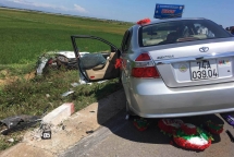 Xe hoa ở Quảng Trị gặp nạn, cô dâu gãy chân