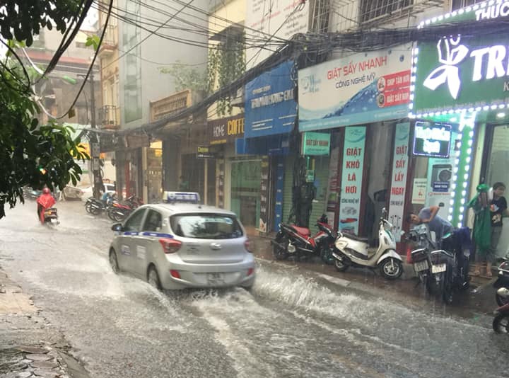 Hà Nội mưa lớn, gió giật mạnh do bão số 3, cẩn trọng đi đường