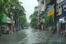 Mưa to, xe máy và ô tô bì bõm lội nước trên phố Hà Nội
