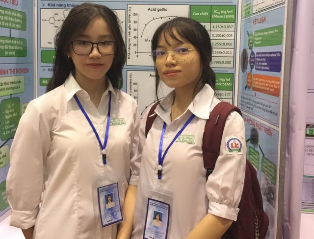 Hai nữ sinh lớp 11 nghiên cứu khả năng kháng đái tháo đường của cây lá gai - 1