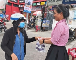 cong nhan khong duoc di lam tro lai phai tu buon chai kiem song