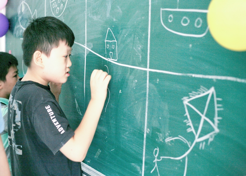 Học sinh Hà Nội mang niềm vui đến cho các em nhỏ khuyết tật
