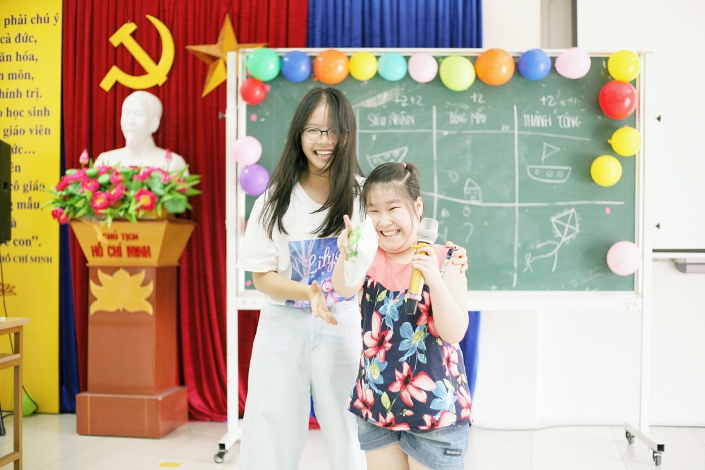 Học sinh Hà Nội mang niềm vui đến cho các em nhỏ khuyết tật