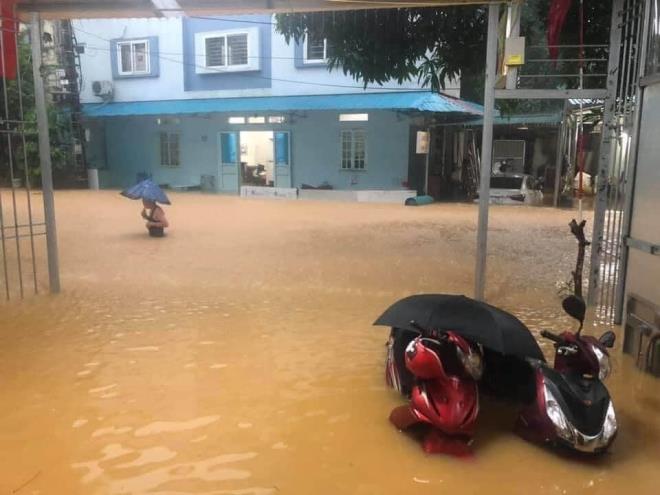 Hà Giang mưa sầm sập từ đêm tới sáng, nhấn chìm nhiều ô tô - 1