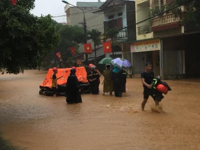 Hà Giang mưa sầm sập từ đêm tới sáng, nhấn chìm nhiều ô tô - 5