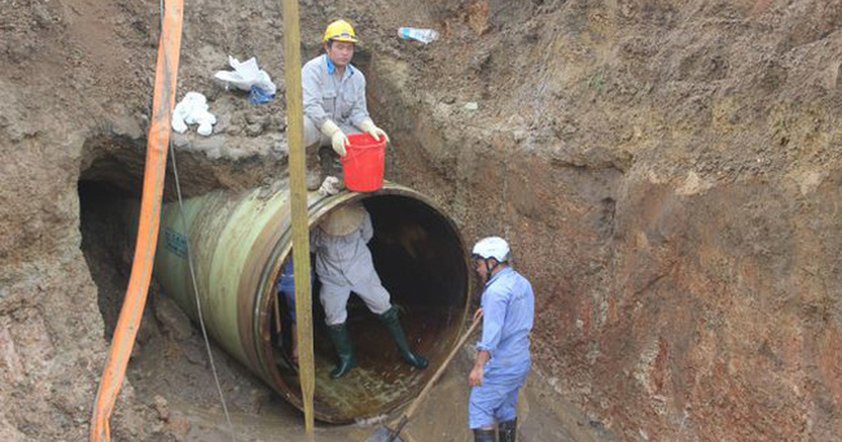 Lại vỡ đường ống nước sạch sông Đà giữa ngày nắng nóng gay gắt