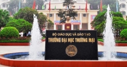 dh thuong mai thong bao co 2 nhom gvsv phai tu giac khai bao y te cach ly