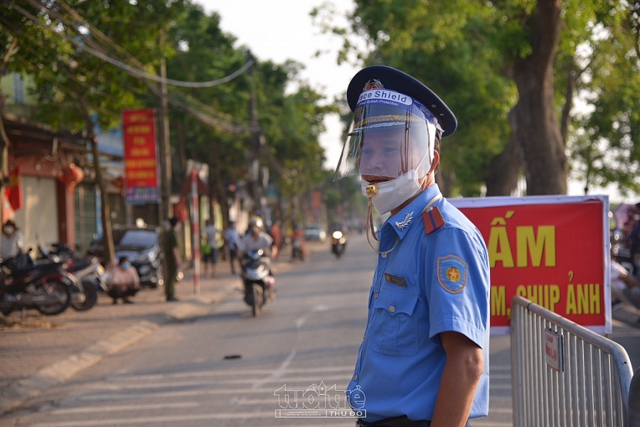 Lực lượng Thanh tra giao thông làm công tác phân luồng tại điểm thi Trường THPT Cổ Loa