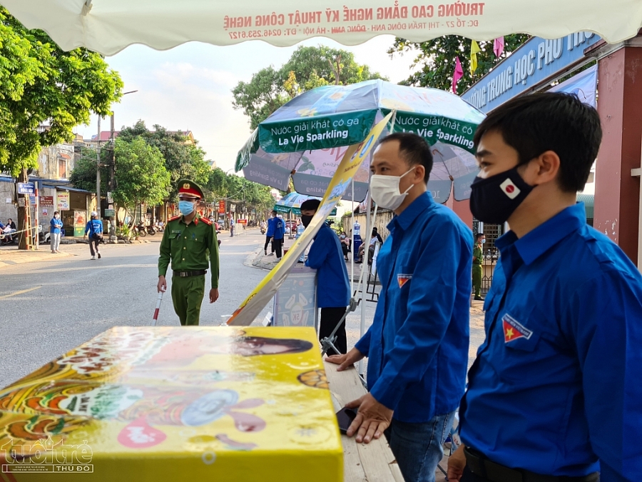 Lực lượng thanh niên Trường Cao đẳng nghề Kỹ thuật công nghệ hỗ trợ thi tại điểm thi Trường THPT Cổ Loa