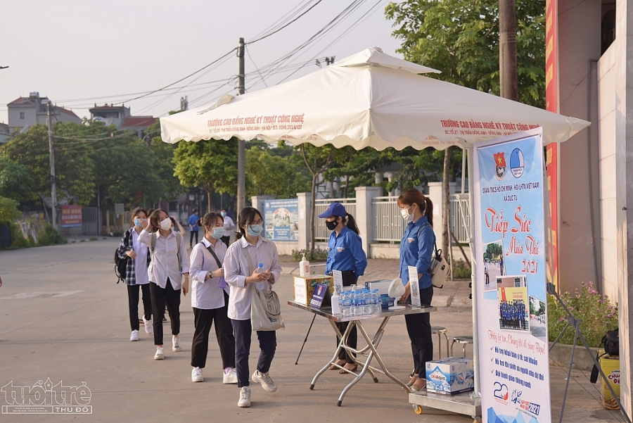 Thí sinh phải đảm bảo giãn cách, phòng dịch ngay từ ngoài cổng khu vực thi