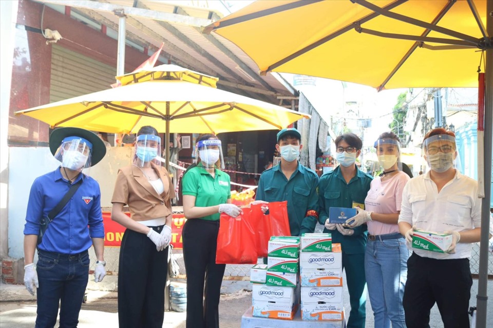 Việt Hương, Tuấn Hưng và loạt sao Việt chung tay hỗ trợ người dân Sài Gòn