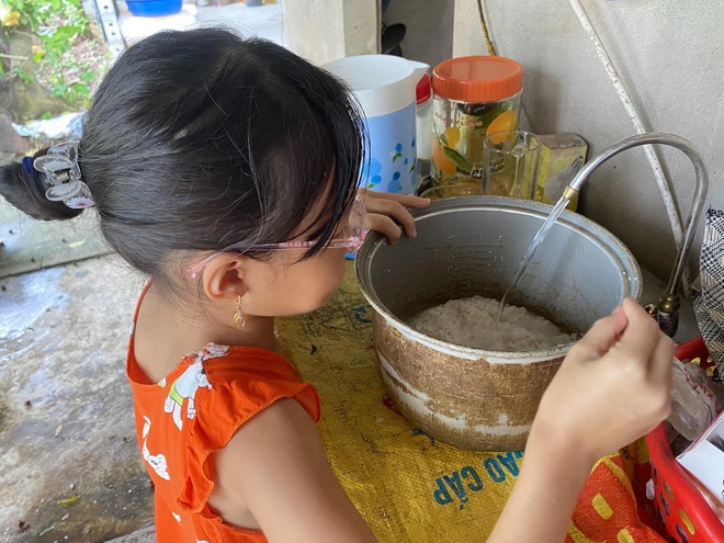 Nuôi con thời đại dịch: Phụ huynh bị quá tải, nổi cáu vì "trăm thứ đổ đầu"