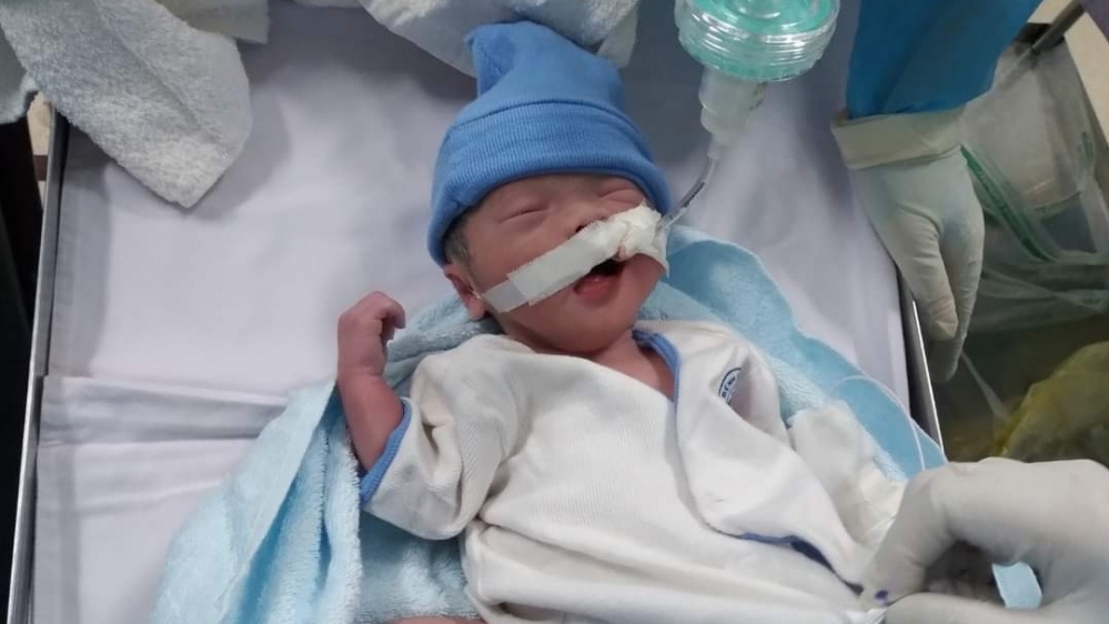 Bé trai 2kg chào đời khi mẹ nằm hồi sức cấp cứu vì Covid-19