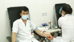 Nhân viên y tế hiến máu cứu bệnh nhân qua cơn nguy kịch