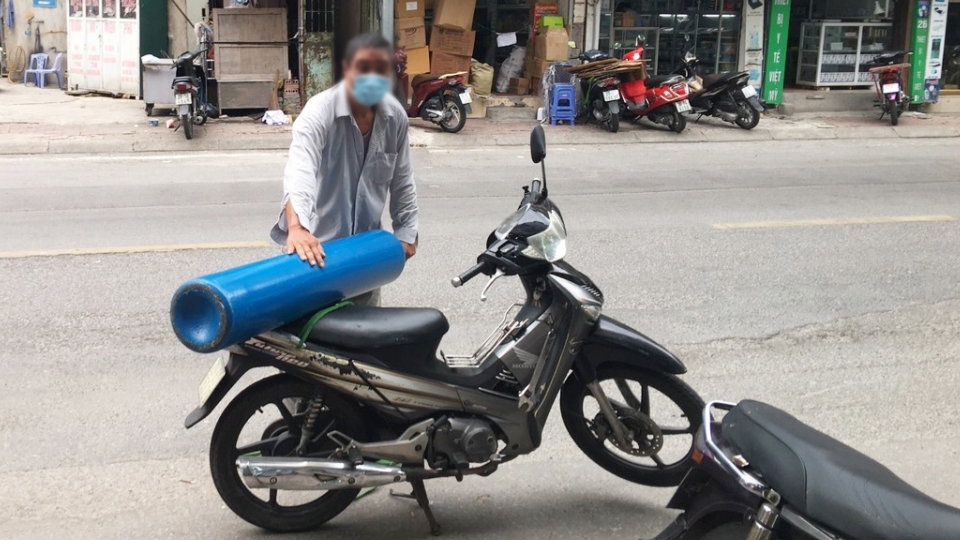 Người dân mua bình oxy tích trữ, chuyên gia nói gì?