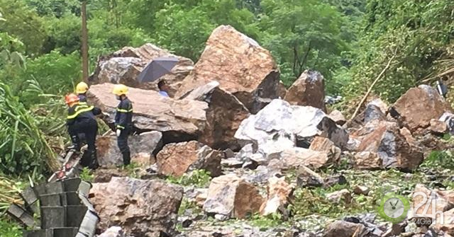 Núi đá lở kinh hoàng, 2 bà cháu thương vong
