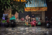 Hà Nội - Nhịp sống ngày mưa bão