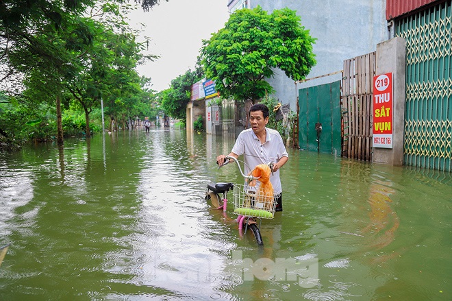Ba ngày sau mưa bão, phố Hà Nội vẫn chìm trong biển nước