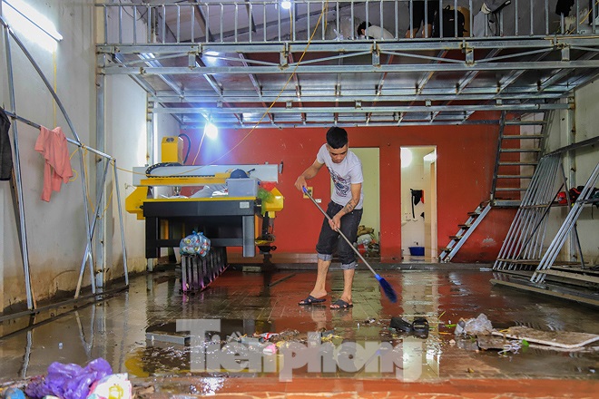 Ba ngày sau mưa bão, phố Hà Nội vẫn chìm trong biển nước