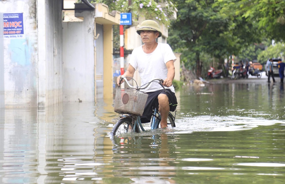 Ba ngày sau mưa bão, phố Hà Nội vẫn chìm trong biển nước
