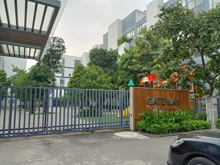 bo quen hoc sinh tren xe dua don lo hong chet nguoi o truong gateway