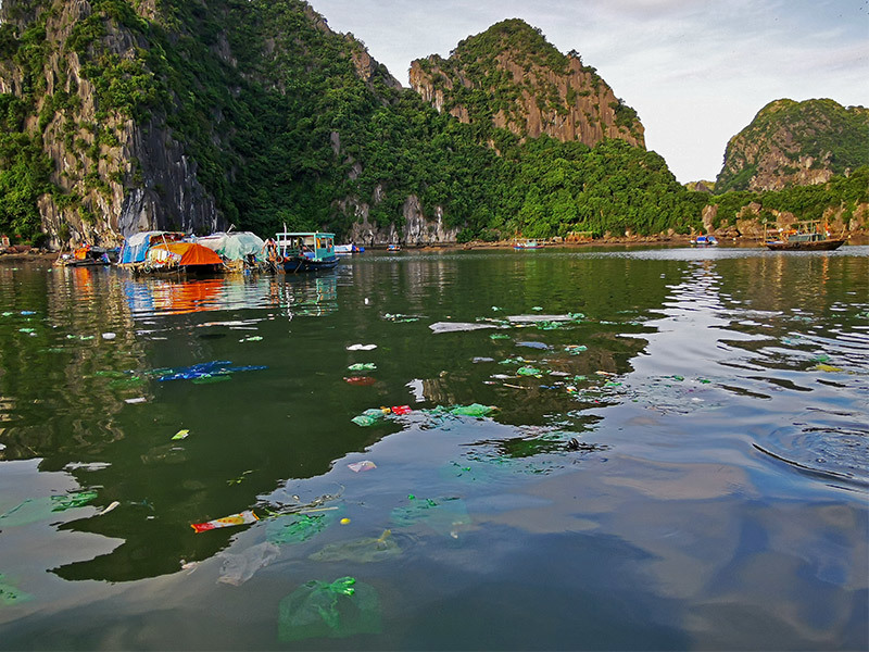 Rác nilon dập dềnh mặt biển, người Việt nhìn nhau đỏ mặt ở vịnh Hạ Long Rác nilon dập dềnh mặt biển, người Việt nhìn nhau đỏ mặt ở vịnh Hạ Long