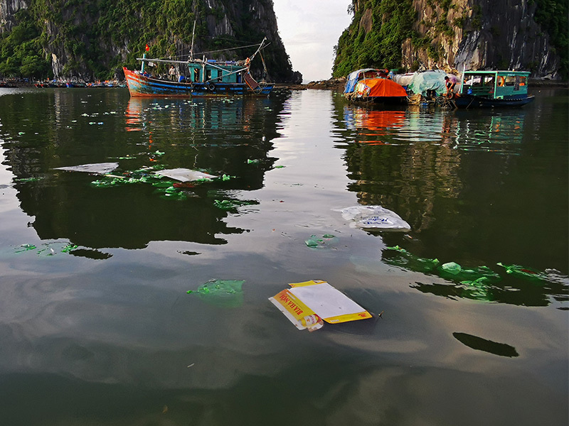 Rác nilon dập dềnh mặt biển, người Việt nhìn nhau đỏ mặt ở vịnh Hạ Long Rác nilon dập dềnh mặt biển, người Việt nhìn nhau đỏ mặt ở vịnh Hạ Long