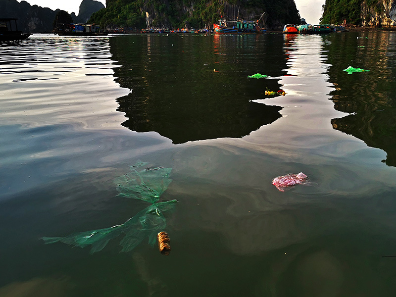 Rác nilon dập dềnh mặt biển, người Việt nhìn nhau đỏ mặt ở vịnh Hạ Long Rác nilon dập dềnh mặt biển, người Việt nhìn nhau đỏ mặt ở vịnh Hạ Long
