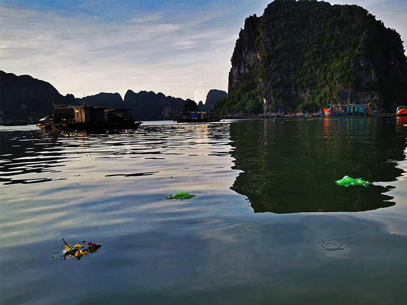 Rác nilon dập dềnh mặt biển, người Việt nhìn nhau đỏ mặt ở vịnh Hạ Long