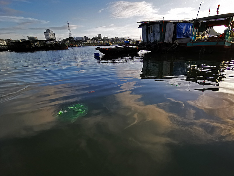 Rác nilon dập dềnh mặt biển, người Việt nhìn nhau đỏ mặt ở vịnh Hạ Long Rác nilon dập dềnh mặt biển, người Việt nhìn nhau đỏ mặt ở vịnh Hạ Long