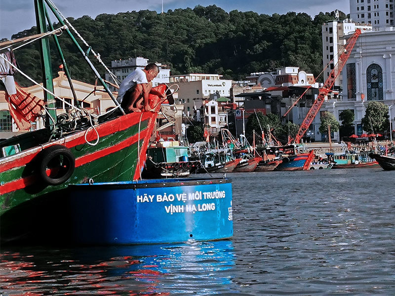 Rác nilon dập dềnh mặt biển, người Việt nhìn nhau đỏ mặt ở vịnh Hạ Long Rác nilon dập dềnh mặt biển, người Việt nhìn nhau đỏ mặt ở vịnh Hạ Long