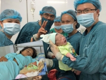 Bác sĩ bỏ mặc "quy trình", quyết mổ để cứu sống hai mẹ con