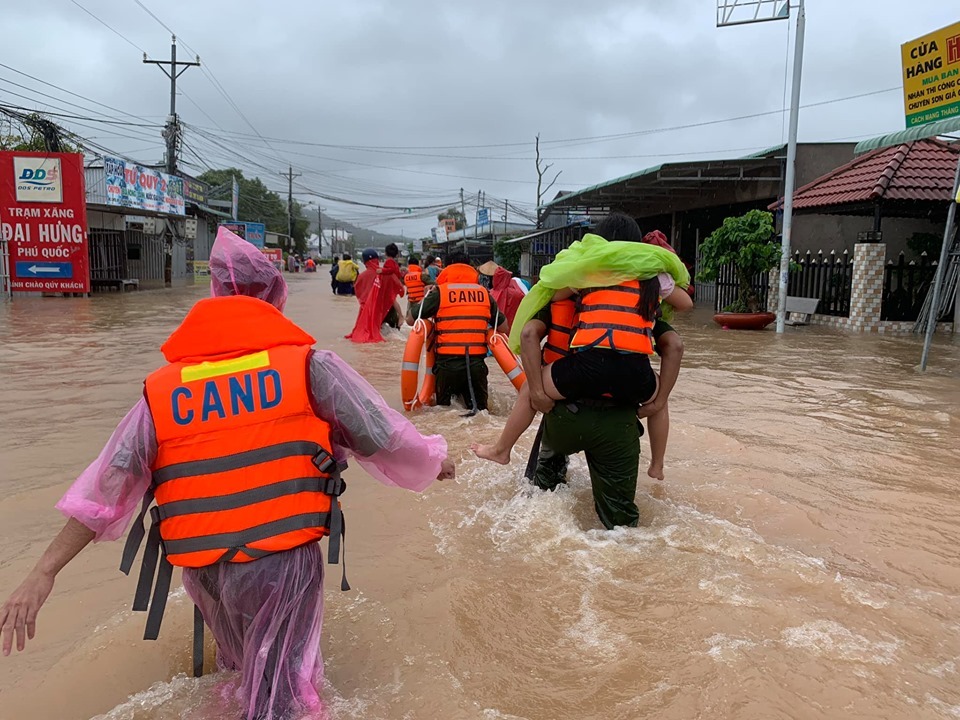 Phú Quốc ngập lịch sử, nghìn người vật lộn trong 