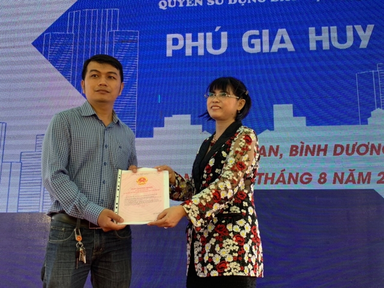 Giữ chữ “tín”, Phú Hồng Thịnh bàn giao hơn 300 sổ hồng cho khách hàng tại dự án Phú Gia Huy đúng thời hạn