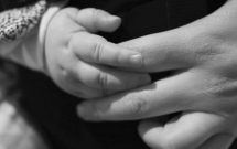 Bé 2 tháng tuổi chết nghi do ngộ độc rượu trong sữa mẹ