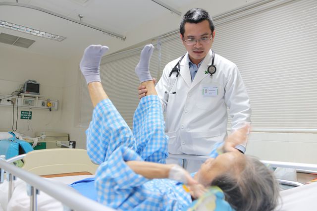 Cụ bà bật ngửa vỡ mạch máu não ngay trước mặt bác sĩ