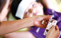 Bác sĩ chỉ cách tính liều thuốc hạ sốt đơn giản cho trẻ em