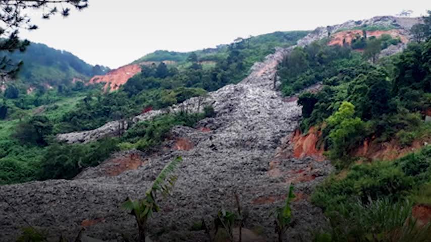 Nghìn tấn rác tràn xuống thung lũng Đà Lạt sau mưa lũ