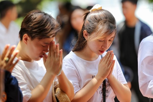 Hà Nội: Dân công sở đội nắng 40 độ C đi lễ rằm tháng bảy