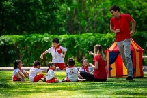 Maple Bear rao giảng "Kiềm chế cơn giận", giáo viên lại nhốt trẻ trong tủ