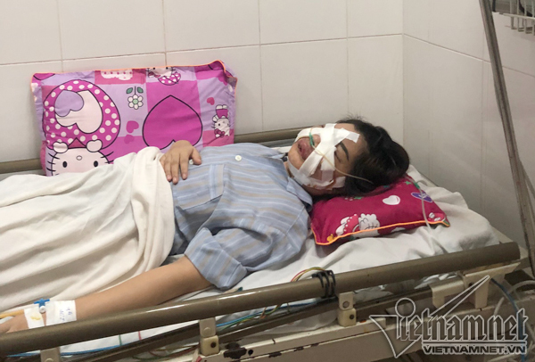 co gai xinh dep phai rach mat de nan mu sau tiem mo tu than lam dep