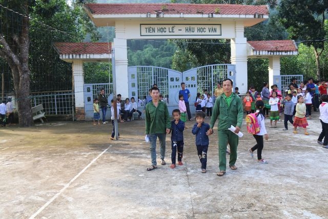 noi hoc sinh den truong tu 4 ruoi sang hang tram dua tre that hoc mu chu