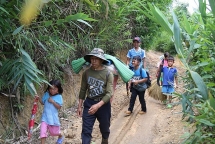 Nơi học sinh đến trường từ 4 rưỡi sáng, hàng trăm đứa trẻ thất học, mù chữ