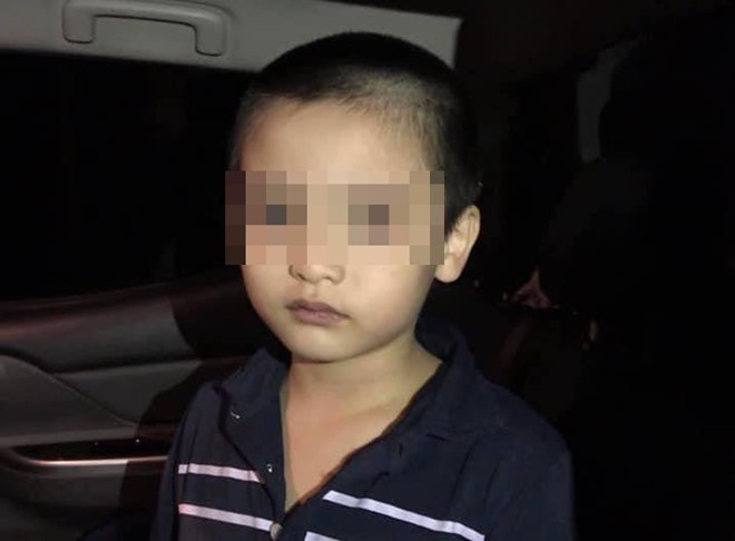 Lạc bố ở siêu thị Big C, bé 6 tuổi đi bộ lên cao tốc vành đai 3