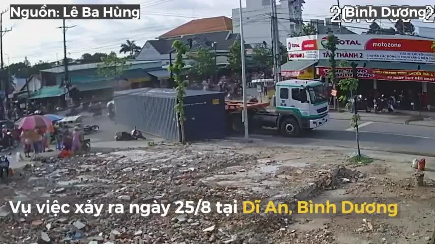 thung container roi khoi xe suyt de trung nguoi di xe may