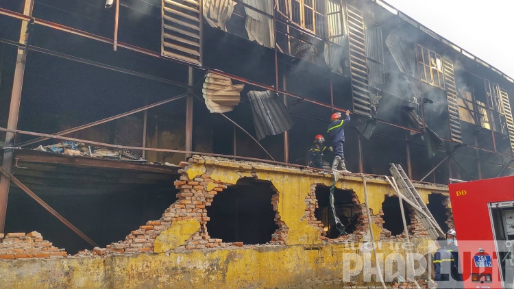 Cảnh hoang tàn tại nhà máy Rạng Đông sau đám cháy kéo dài 6 giờ