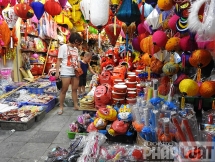 Phố Hàng Mã rực đỏ đón Trung thu