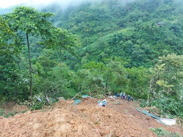 Mưa lớn, dông lốc gây thiệt hại cho nhiều địa phương